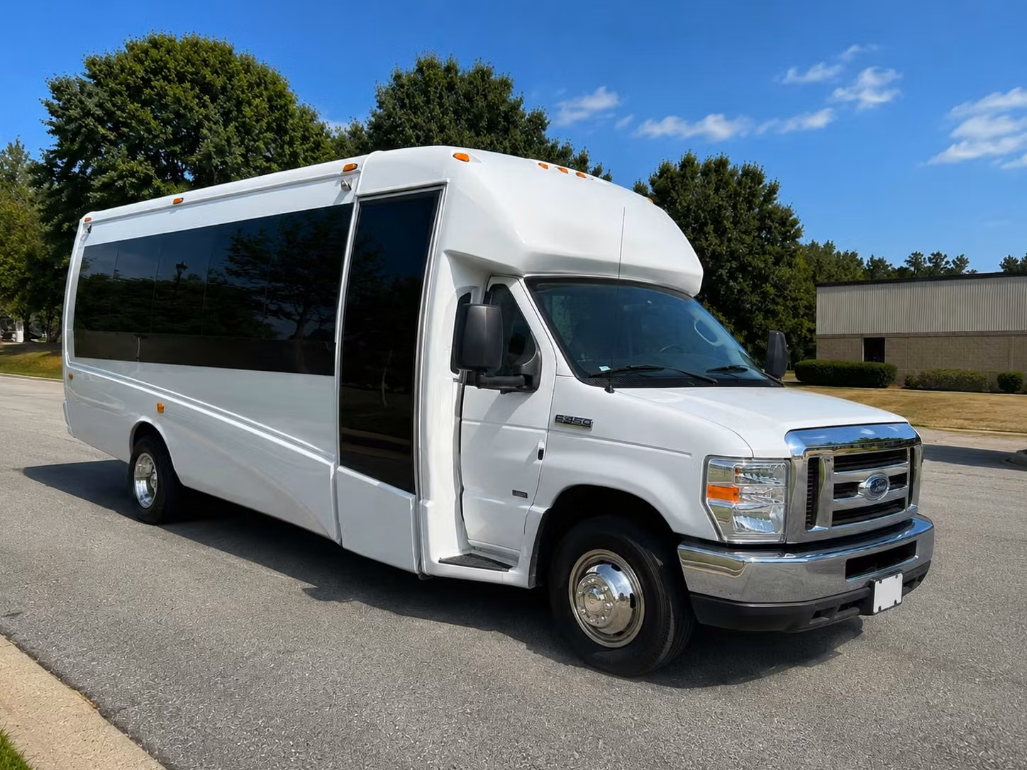 rialto 15 passenger minibus rental